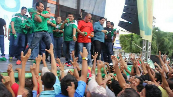 Autoridades municipales de Tapachula regalaron playeras a personas que fueron llevadas a la explanada del parque. Foto: Benjamín Alfaro