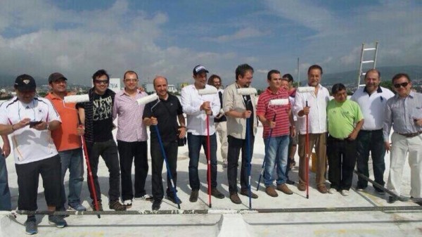 Creadores con el director de Coneculta impermeabilizando el Centro Cultural Jaime Sabines. 