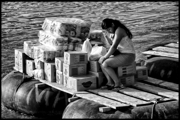 Mujer migrante cruzando el Suchiate