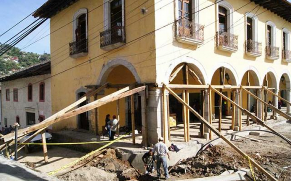 pobladores de Pahuatlán denunciaron que la realización de diversas obras –públicas y privadas-, han “depredado” y han puesto en riesgo al patrimonio arquitectónico y cultural de la cabecera municipal. Foto: Radio Expresión