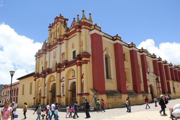 Catedral de San Cristóbal de las Casas se encuentra acordonada en la zona cercana a la fachada. Foto: Elizabeth Ruiz