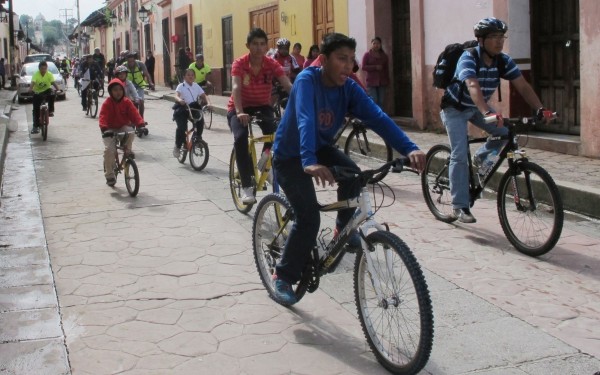 Ciclistas en San Crtistóbal de las Casas. Foto: Emiliano Hernández