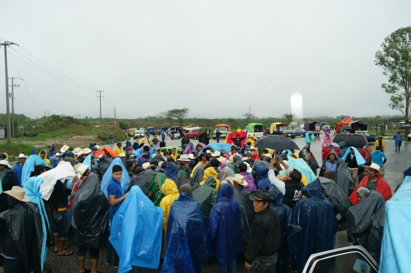 Pobladores de 32 comunidades de Ixtapa, bloquean carretera para exigir los recursos del COPLADEM. 