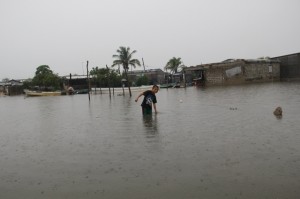 El nivel del mar incremento su nivel hasta alcanzar algunas viviendas. Foto: Elizabeth Ruiz