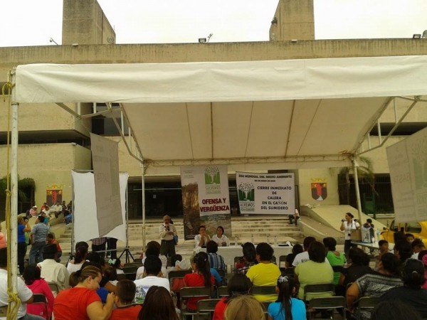 A las puertas de Palacio de Gobierno realizan foro en defensa del Cañón del Sumidero. Foto: Radio Pozol/ Chiapas PARALELO. 