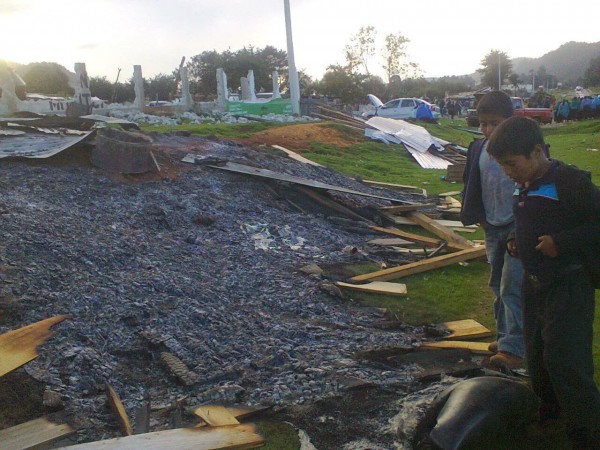 Niños observan su casa destruida. Foto: http://intoleranciaypersecucion.blogspot.mx