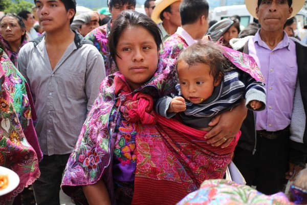 Larga espera y un discurso institucional, tuvieron que soportal las mujeres de Zinacantán. Foto: Elizabeth Ruiz