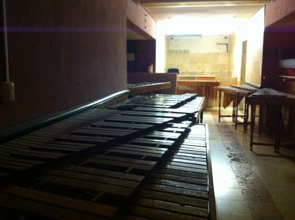 Alrededor de 15 marimbas están "almacenadas" en el edificio de Coneculta. Foto: Sandra de los Santos/ Chiapas PARALELO. 