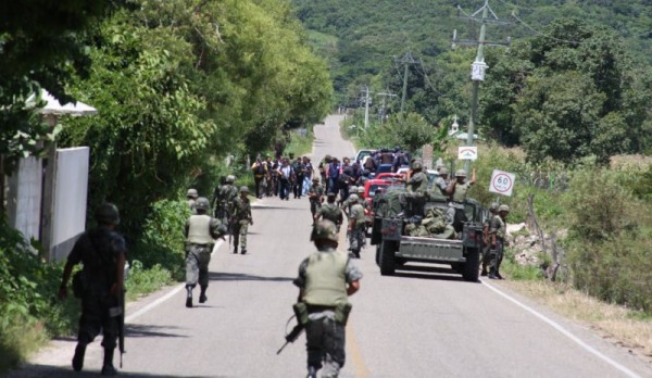 Policías municipales, hombres civiles armados y hasta el Ejército se movilizaron en la captura arbitraria y tortura a los cinco indígenas, denuncian. Foto Archivo