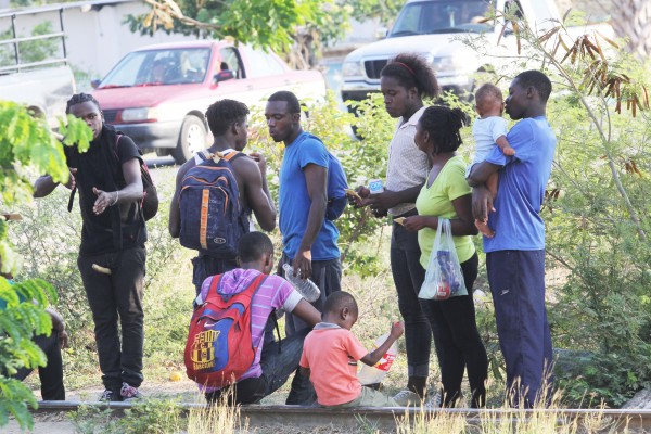 Grupo de migrantes originarios de La Ceiba, Honduras, en su paso por Arriaga, Chiapas. Foto: Elizabeth Ruiz