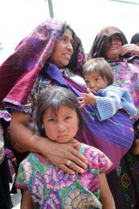 Mujeres y niñas acuden al evento público de promoción de la Cruzada Nacional Contra el hambre. Foto: Elizabeth Ruiz