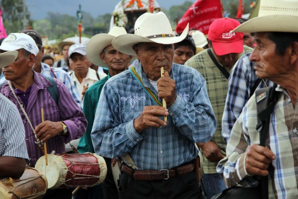 Músicos tradicionales le tocan a los Santos. Foto: Elizabeth Ruiz