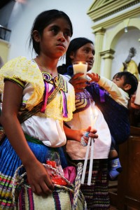Niñas en la Iglesia de San Caralampio durante peregrinación. Foto: Elizabeth Ruiz