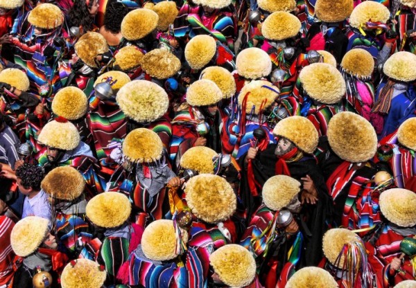 Parachicos. Con esta imagen, el fotógrafo Gonzalo Gurguha, es uno de los cuatro chiapanecos que participan en la expofoto "El México de los Mexicanos II" conformada por 130 fotografías seleccionadas a través del concurso realizado por el Fomento Cultural Banamex, fue inaugurada el martes 03 de junio en la Galería Abierta de las Rejas del Bosque de Chapultepec, en la Ciudad de México.