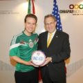 Gobernador de Chiapas Manuel Velasco regala un balón el embajador de Estados Unidos. Foto: Icoso