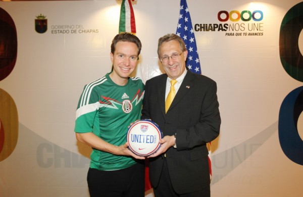 Gobernador de Chiapas Manuel Velasco regala un balón el embajador de Estados Unidos. Foto: Icoso