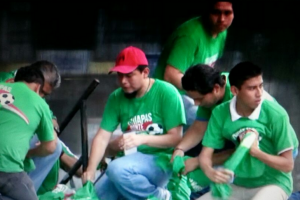 Trabajadores del ayuntamiento de Tapachula en el operativo "regalo". Foto: Benjamín Alfaro