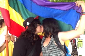 Dos jóvenes mujeres se demuestran públicamente su afecto en el marco de la Primera Marcha del Orgullo Gay realizado en Tuxtla Gutiérrez, Chiaas. Fotos: Isaín Mandujano. 