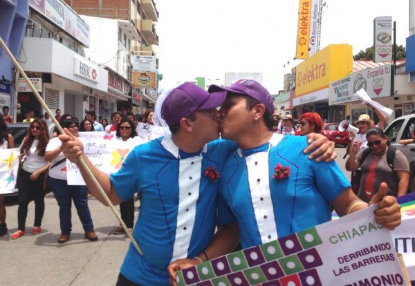 Una pareja en un gran beso en el marco de la Primera Marcha del Orgullo Gay realizado en Tuxtla Gutiérrez, Chiaas. Foto: Isaín Mandujano. 