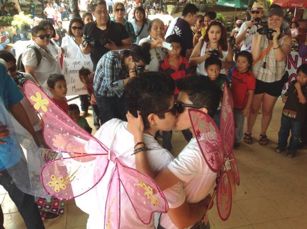 Otra pareja no dudó en exhibir su afecto y amor ante las miradas de hombres, mujeres y niños en el marco de la Primera Marcha del Orgullo Gay realizado en Tuxtla Gutiérrez, Chiaas. Fotos: Isaín Mandujano/ Archivo.