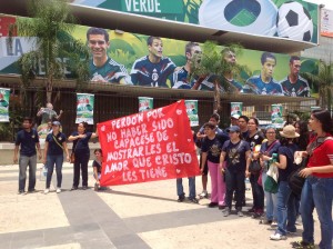 Otros apoyos que recibieron los y las participantes de la Primera Marcha del Orgullo Gay realizado en Tuxtla Gutiérrez, Chiaas. Fotos: Isaín Mandujano. 