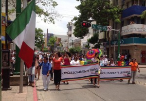 En la Avenida Central  transitó la Primera Marcha del Orgullo Gay realizado en Tuxtla Gutiérrez, Chiaas. Fotos: Isaín Mandujano. 