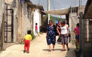 Por las calles del barrio sólo se respira tristeza, dolor y llanto. 