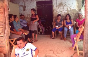 Las mujeres vecinas del Barrio Guadalupe de San Fernando ayudan a las familias que viven ahora esta tragedia. 