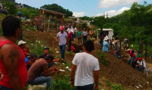 En el panteón se preparan las tumbas de los seos jóvenes obreros de la construcción que serán enterrados este jueves por la tarde. 