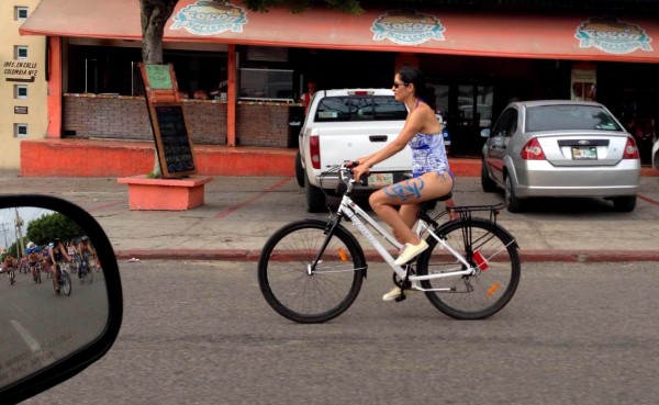 Un centenar de jóvenes, hombres y mujeres, participaron en la Rodada Ciclista Mundial al Desnudo, que se realizó en la capital del estado. El recorrido fue del Obelisco en elñ PArque Bicentenarario-Diana  La Cazadora, de regreso hasta Plaza Cristal y de nuevo como punto de meta, el punto de partida. El objetivo, hacer tomar conciencia a la sociedad del uso de este transporte ecológico, pero sobre todo visibilizar el derecho de los ciclistas y que estos sean respetados. Fotos: Isaín Mandujano