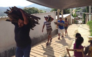 Algunos cooperan con leña para cocinar el café o la comida en la casa de los familiares de los fallecidos. 