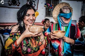 La Chiapaneca y el Parachico tomando pozol de cacao. Foto: Miguel Castanedo. 