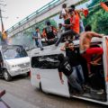 Fiesta, futbol y rock.
Barra de los Jaguares de Chiapas camino al estadio.
26 de julio de 2014. Foto: Ariel Silva