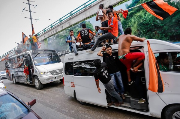 Fiesta, futbol y rock. Barra de los Jaguares de Chiapas camino al estadio. 26 de julio de 2014. Foto: Ariel Silva