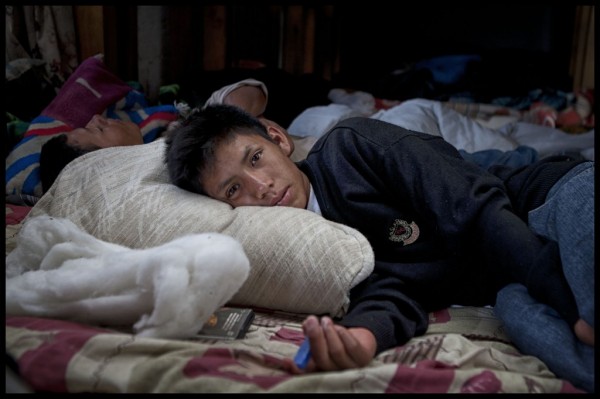 Dos menores se toman un respiro en el albergue de la Iglesia de Cristo Rey luego de 3 semanas de recorrido desde Honduras