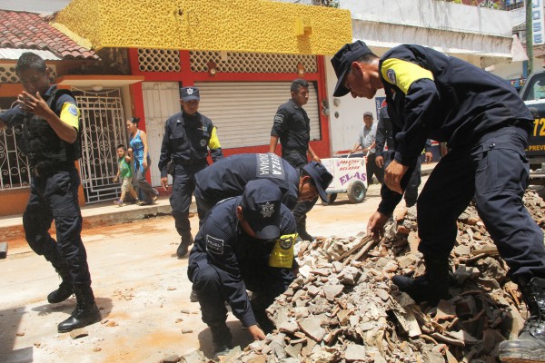 Autoridades apoyan en la limpieza de escombros. Foto: Elizabeth Ruiz
