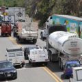 Transportistas de San Cristóbal de las Casas realizaron un bloqueo carretero en la carretera que comunica a la capital del estado. Foto: Elizabeth Ruiz