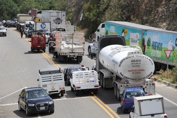 Transportistas de San Cristóbal de las Casas realizaron un bloqueo carretero en la carretera que comunica a la capital del estado. Foto: Elizabeth Ruiz