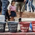 Las cubetas que un grupo de ciudadanos llevo al Centro Cultural Jaime Sabines para las goteras fueron retiradas. Foto: Ariel Silva/ Chiapas PARALELO. 