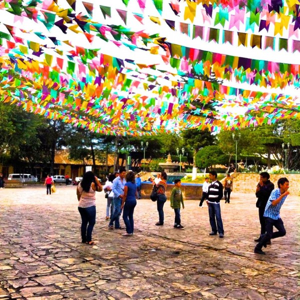 Jugando bajo el arcoiris. Foto: Elizabeth Ruiz 