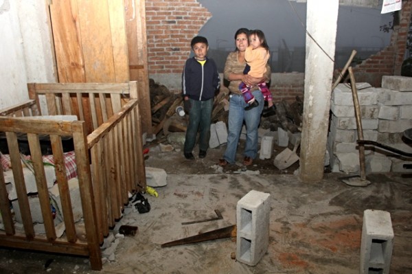 Familia que perdió su vivienda por el sismo. Foto: Elizabeth Ruiz