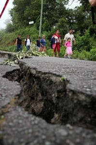 Fracturas en carreteras obligan a cruzar a pie. Foto: Elizaberth Ruiz