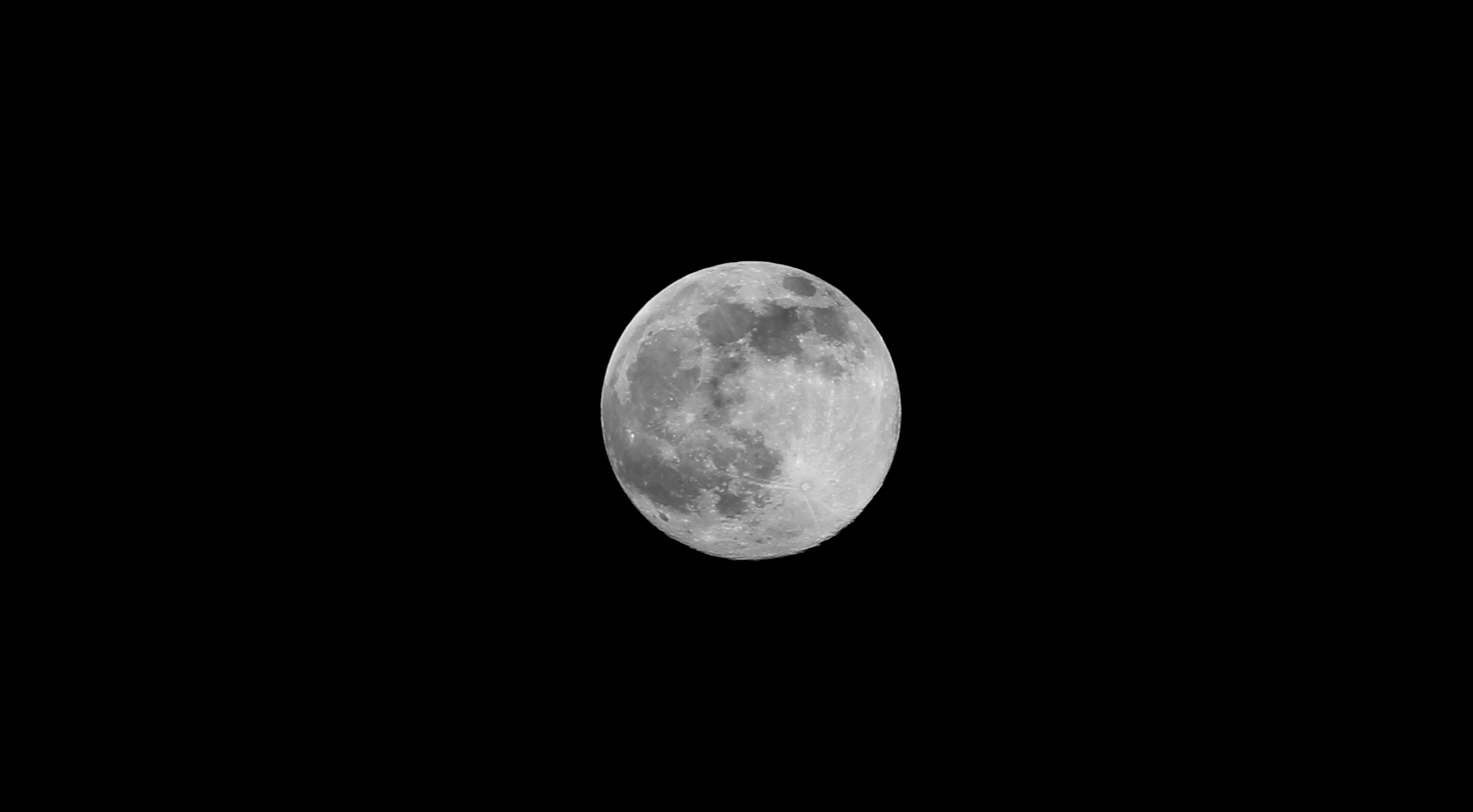 . Se quedó contemplándola un gran rato, era la última luna llena del año y estaba sumamente hermosa.