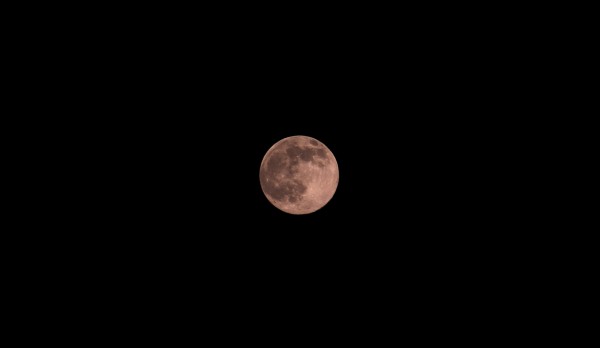 El color de la luna a veces cambia por la dispersión de luz en la atmósfera. Foto: Francisco Velásquez/ Chiapas PARALELO. 