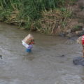 Llegando al otro lado del río. Foto: Elizabeth Ruiz