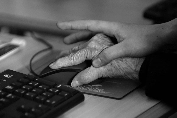 Mujeres de la tercer edad aprenden a usar internet, con apoyo de la UNACH