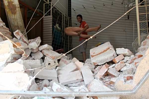 Rescatando maniquí de local colapsado. Foto: Elizabeth Ruiz