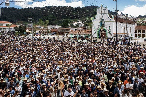 Elecciones en San Juan Chamula, municipio de los Altos de Chiapas que se rige por usos y costumbres. 1 de Julio de 2007. Foto: Archivo Ariel Silva.