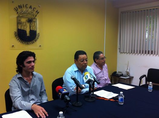 Hernán León, egresado de música de la Unicach. El rector, Roberto Domínguez y el Secretario Académico, Florentino Pérez Pérez. Foto: Sandra de los Santos/ Chiapas PARALELO.