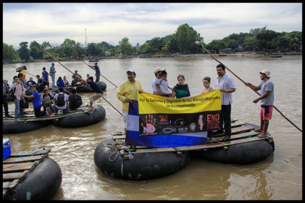 Niños migrantes cruzan la frontera entre México y Guatemala. Foto: Periodistas de a Pie